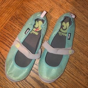 Teva mush flats. Light weight. Very good condition. Velcro closure. Size 7